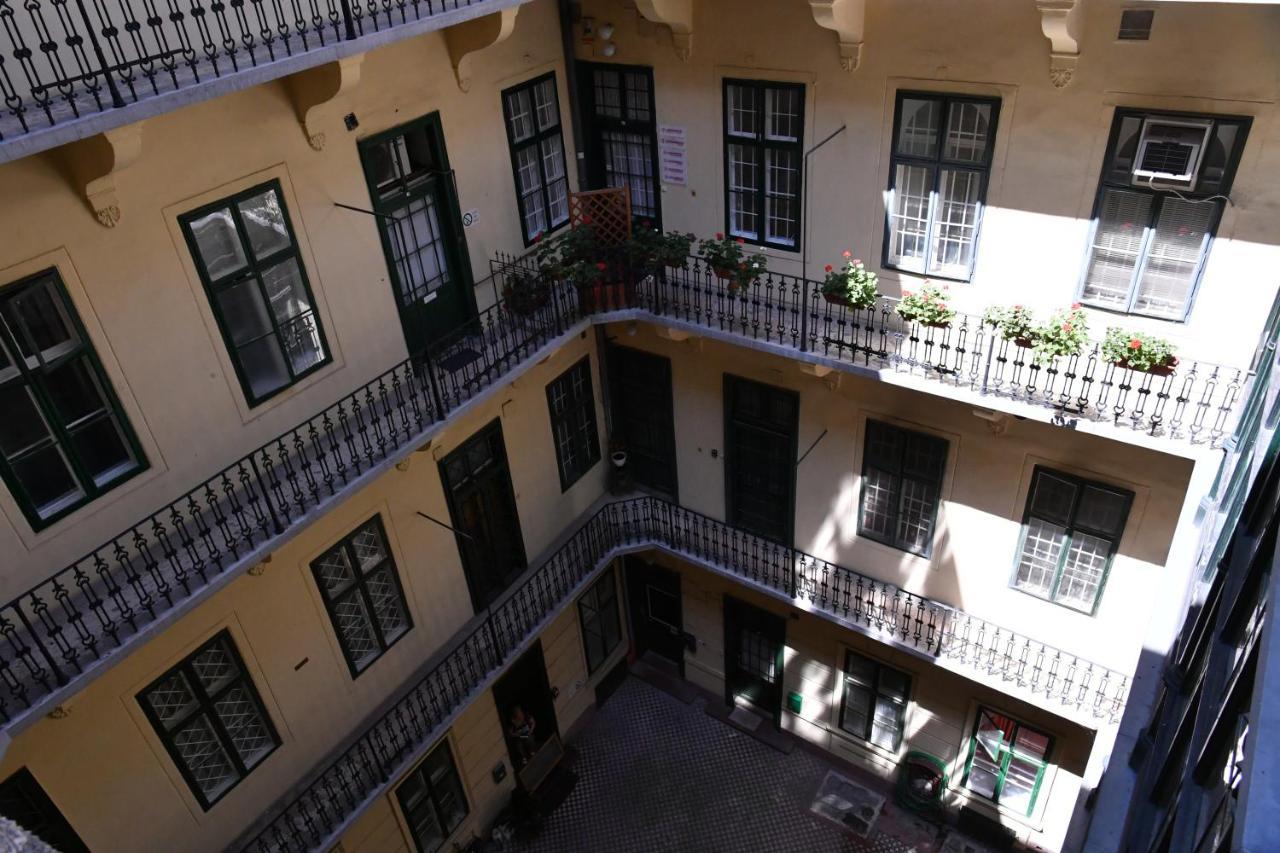 Five Seasons Vaci Utca Apartment Budapeste Exterior foto